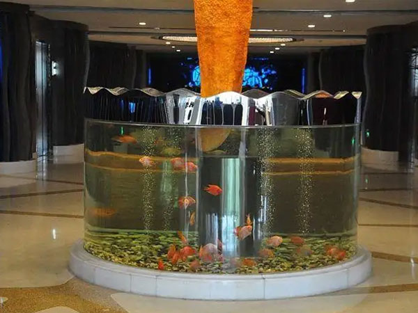 大型圆柱形鱼缸